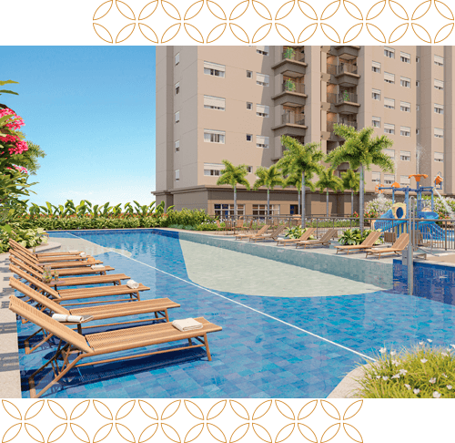 Piscina com espreguiçadeiras e área verde ao fundo.